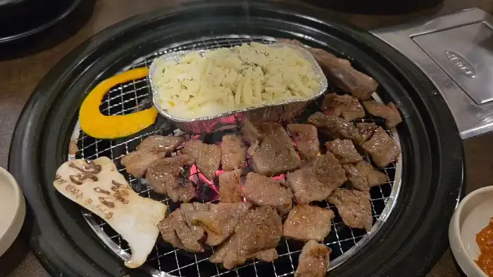 치즈 옥수수와 함께 구워지는 꾼돈 숯불갈비 경기광주태전점의 고기