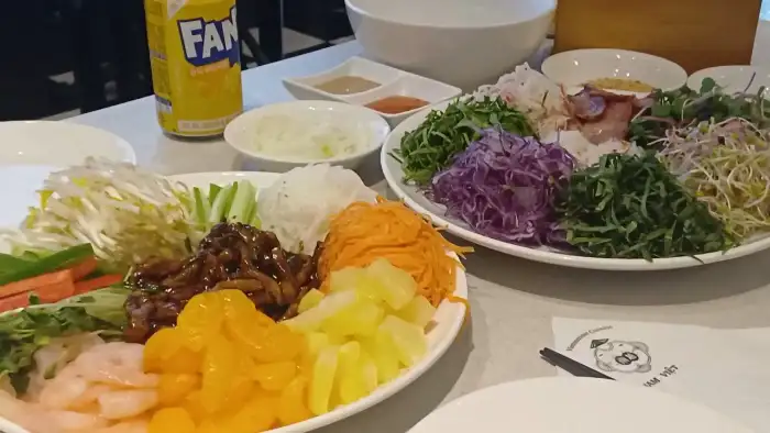 신선한 채소와 고기, 해산물이 푸짐하게 담긴 월남쌈 재료