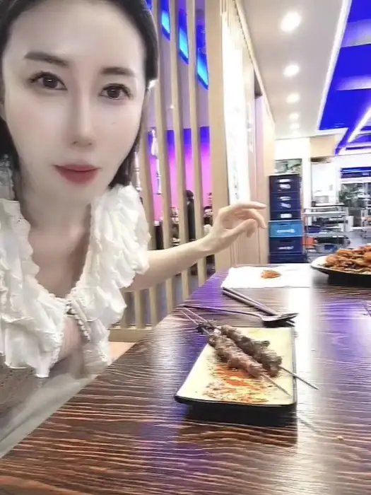 장수루양꼬치훠궈 동두천점의 넓고 깔끔한 실내 모습