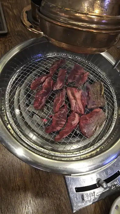 소플러스 서대전점에서 숯불 위에 구워지고 있는 두툼한 소고기