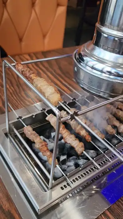 장수루양꼬치훠궈 동두천점에서 숯불 위에 놓인 양꼬치