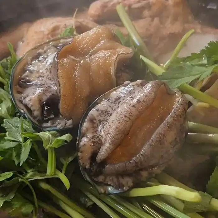 해돈집 해신탕 속 큼직한 전복 클로즈업