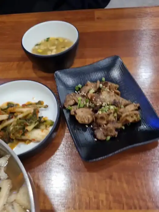 하이장수국수의 숯불고기, 김치, 국물이 함께 나온 한 상 차림