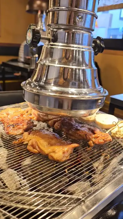 부막숯불닭갈비 대연점 숯불 위에서 구워지는 닭구이