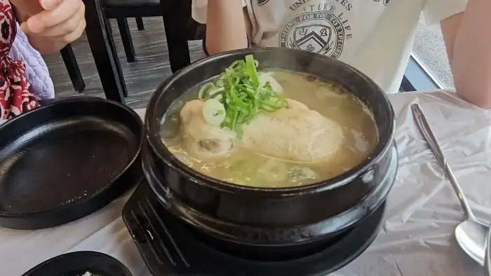 삼계탕과 함께 제공되는 반찬들