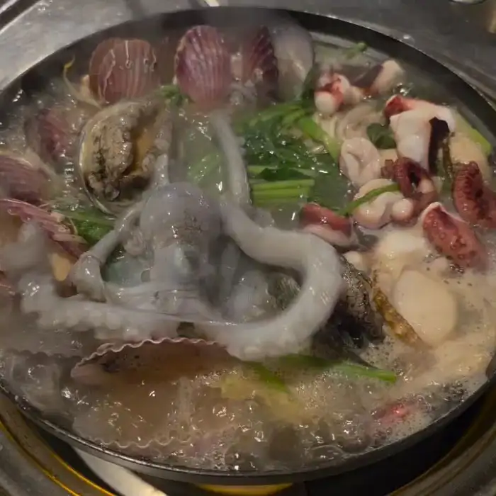 김이 모락모락 나는 해돈집 해신탕 냄비 내부 모습