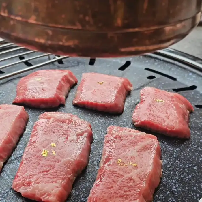 금가루가 뿌려진 스테이크 같은 소고기
