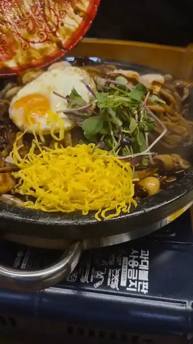 돌판볶음짜장 조리 장면