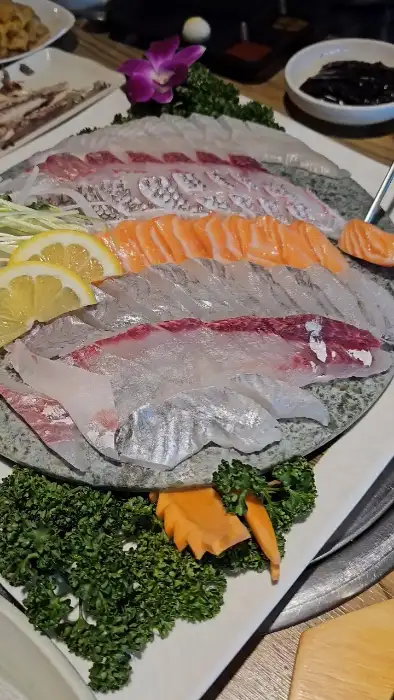 푸짐하게 차려진 모둠회 한 접시