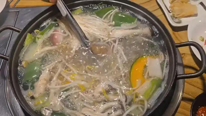여러 가지 메뉴가 조화롭게 차려진 테이블