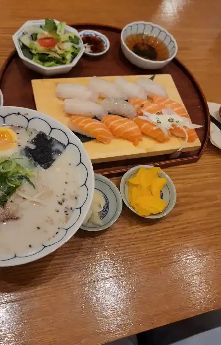 정갈하게 차려진 초밥과 라멘 한 상