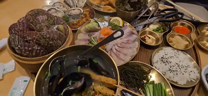 여러 가지 음식이 담긴 상차림