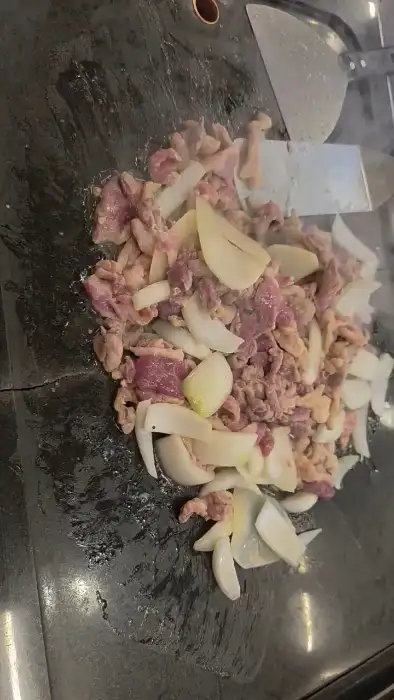 오리고기가 온돌판 위에서 익어가는 모습