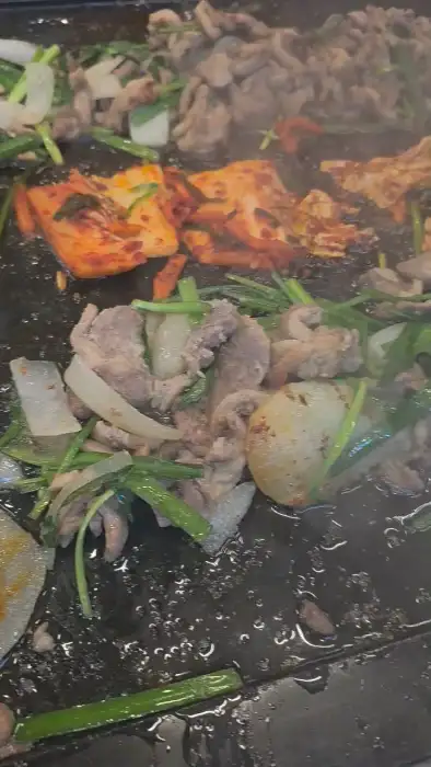 온돌판 위에서 익어가는 오리주물럭