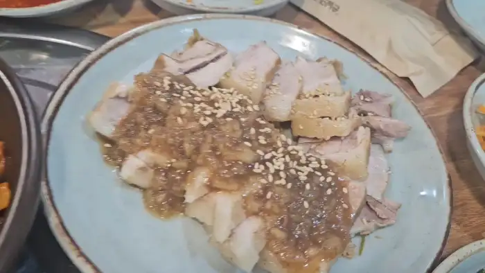 흑마늘 수육 한 접시