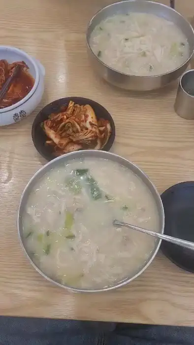 김이 모락모락 나는 닭칼국수