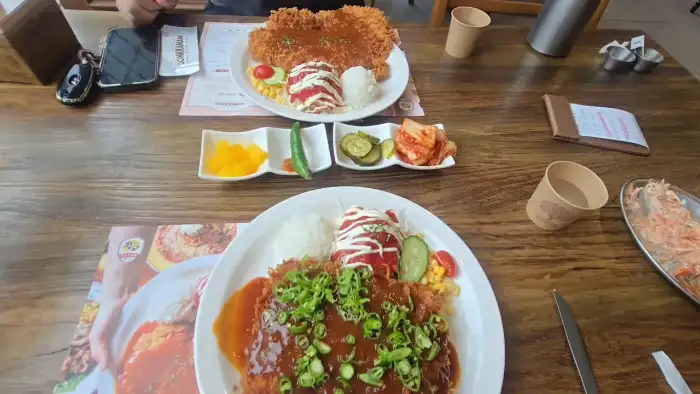 음식 여러 개 놓인 테이블