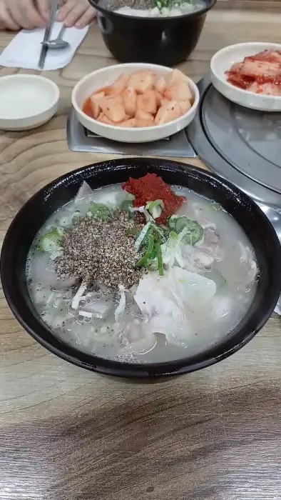 테이블 위에 놓인 먹음직스러운 음식들