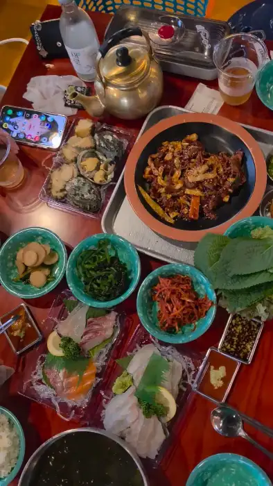 다양한 메뉴를 맛볼 수 있는 구읍뱃터 파시 상차림