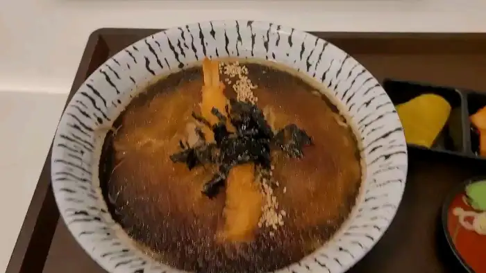 푸짐하게 차려진 나베야돈까스 식사 한 상