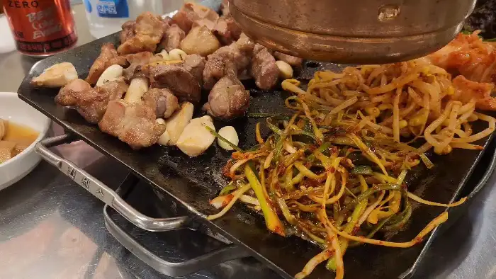 평화김해뒷고기 대구서구청점에서 고기를 구워주는 모습