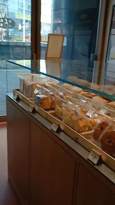 도산제과의 빵 진열대 전경