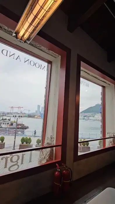루아앤티그리 광복점 창가 자리에서 바라본 항구 풍경