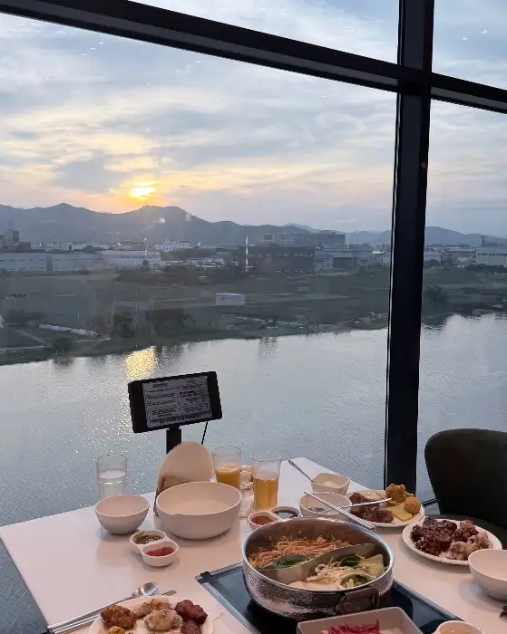 창밖으로 보이는 낙동강 뷰와 함께 차려진 식사 테이블