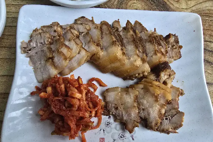 잘 익은 보쌈과 매콤한 김치의 조화