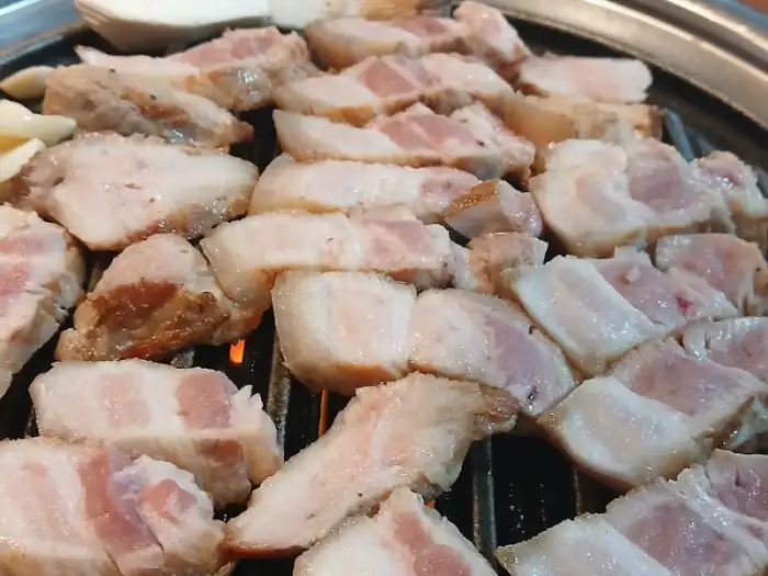 잘 익은 삼겹살 조각들