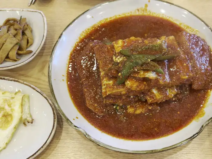 잘도식당 갈치조림 접시 클로즈업, 양념과 갈치살의 조화