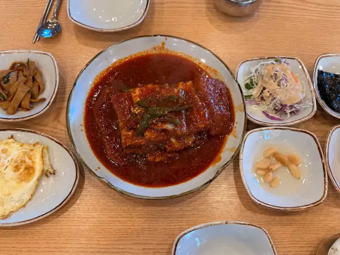 갈치조림과 함께 제공되는 정갈한 밑반찬 구성