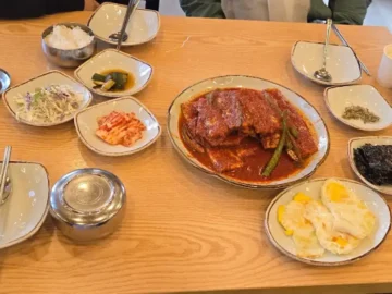 제주 잘도식당: 갈치조림 한 그릇, 기대 이상의 진한 감칠맛 잘도식당의 푸짐한 갈치조림 한 상 차림