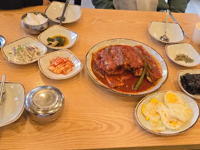 잘도식당의 푸짐한 갈치조림 한 상 차림