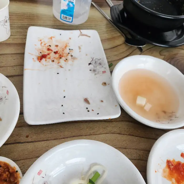 추어탕과 함께 차려진 정갈한 밑반찬들