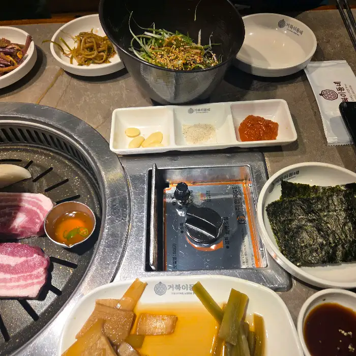 상추 위에 쌈장을 올리고 고기를 얹어 싸먹는 모습