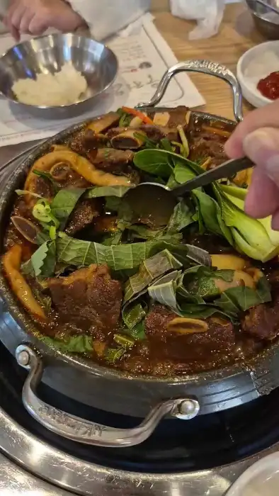 맛있게 끓고 있는 소갈비찜