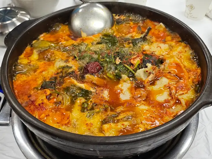 푸짐하게 끓여지고 있는 메기매운탕 근접