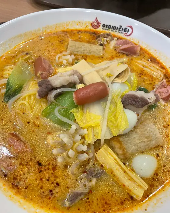 김치와 함께 푸짐하게 담긴 마라탕