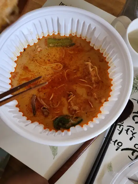 마라탕 국물에 젓가락을 넣고 있는 모습