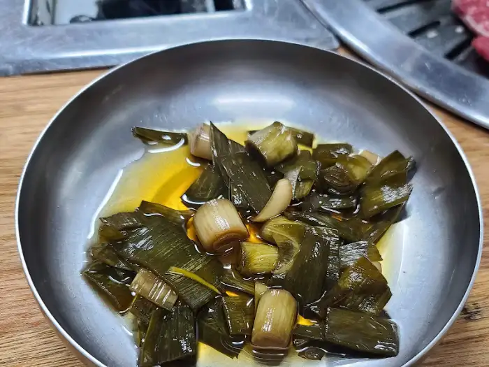 역전식육식당에서 제공되는 돼지김치찌개 곁들임 채소