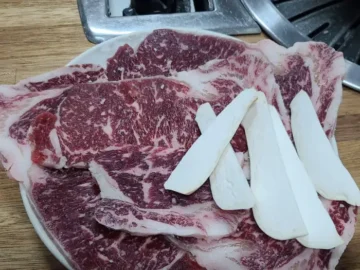 역전식육식당에서 주문한 등심 로스구이와 곁들임 버섯