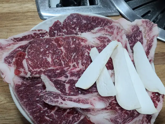 역전식육식당에서 주문한 등심 로스구이와 곁들임 버섯