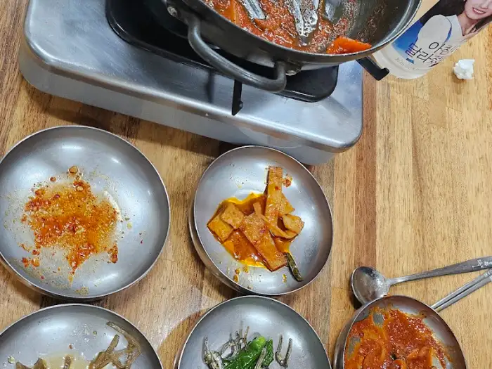 역전식육식당 테이블 세팅과 돼지김치찌개