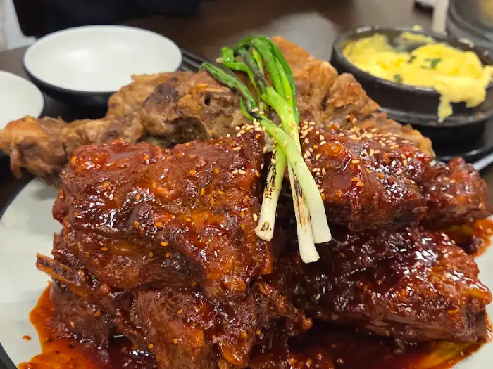 부드러운 계란찜과 곁들인 뼈구이