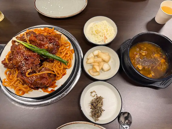 연암숯불뼈구이&감자탕의 뼈구이와 곁들임 메뉴 한상차림