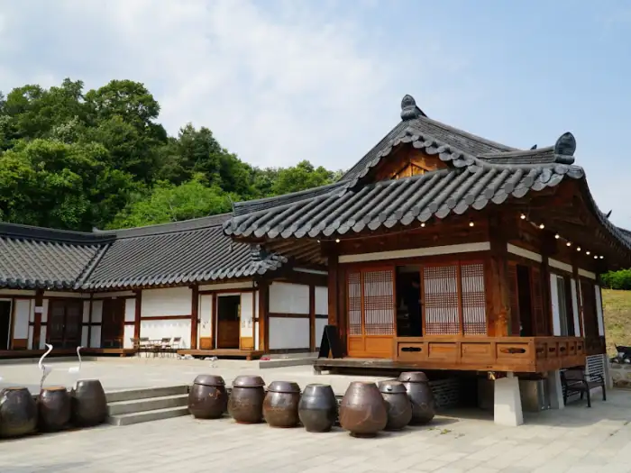 연천 세라비 한옥카페의 정겨운 장독대와 한옥 건물이 어우러진 풍경