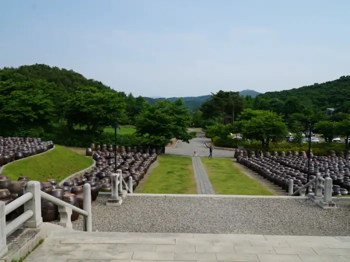 연천 세라비 한옥카페 주변의 자연 풍경과 장독대 모습