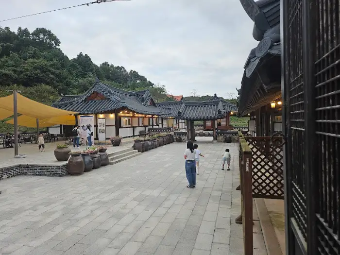연천 세라비 한옥카페의 넓은 야외 공간과 한옥 건물 모습