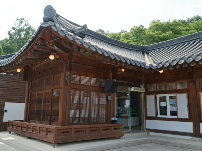 연천 세라비 한옥카페의 전통적인 목조 건축의 디테일